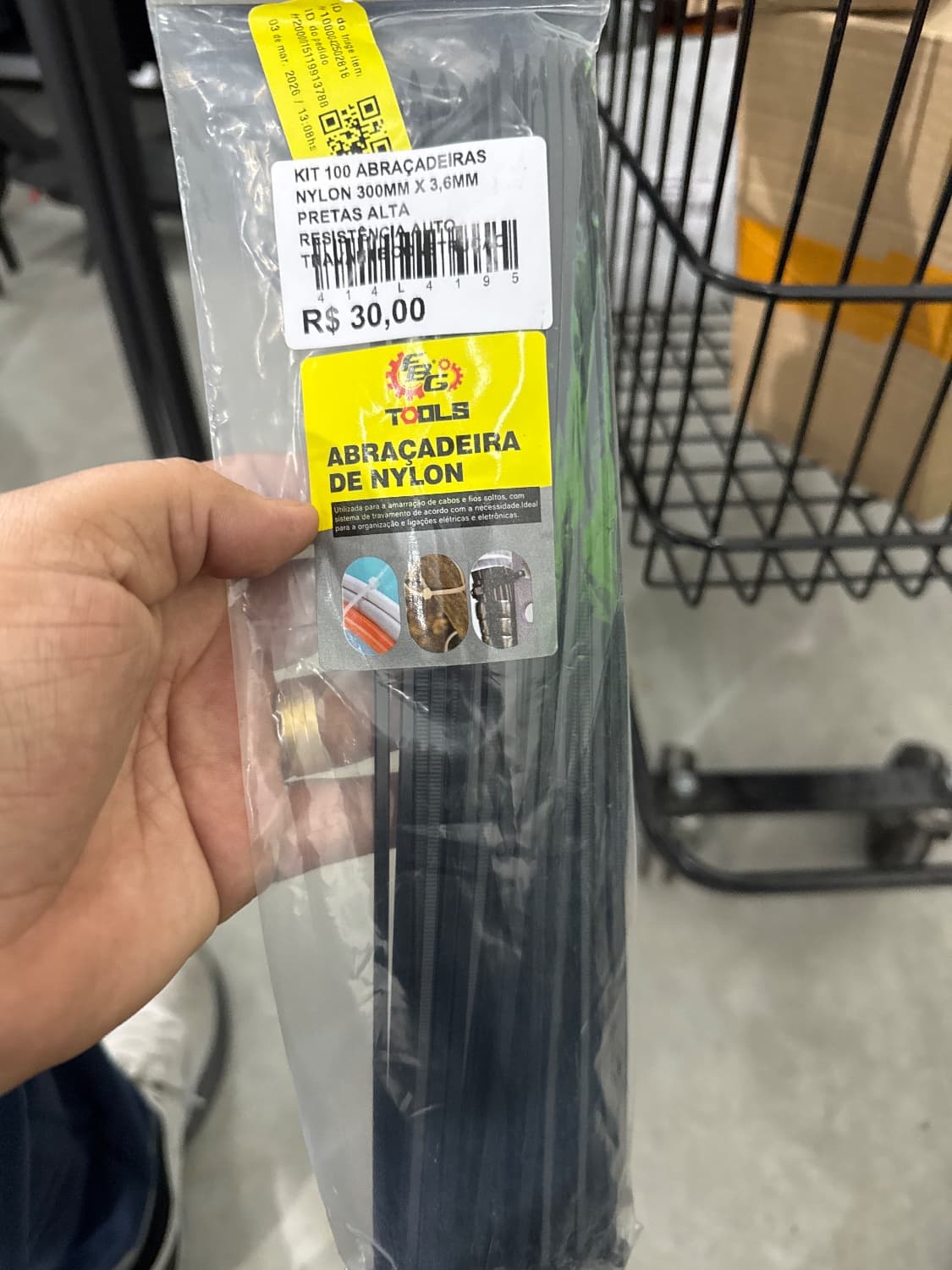 KIT 100 ABRAÇADEIRAS NYLON 300MM X 3,6MM PRETAS ALTA RESISTÊNCIA AUTO TRAVANTE CONSTRUÇÃO - 1